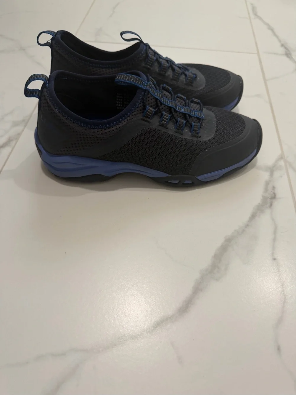 L.L. Bean Kids size 2 watershoes / outdoor in Black and Blue